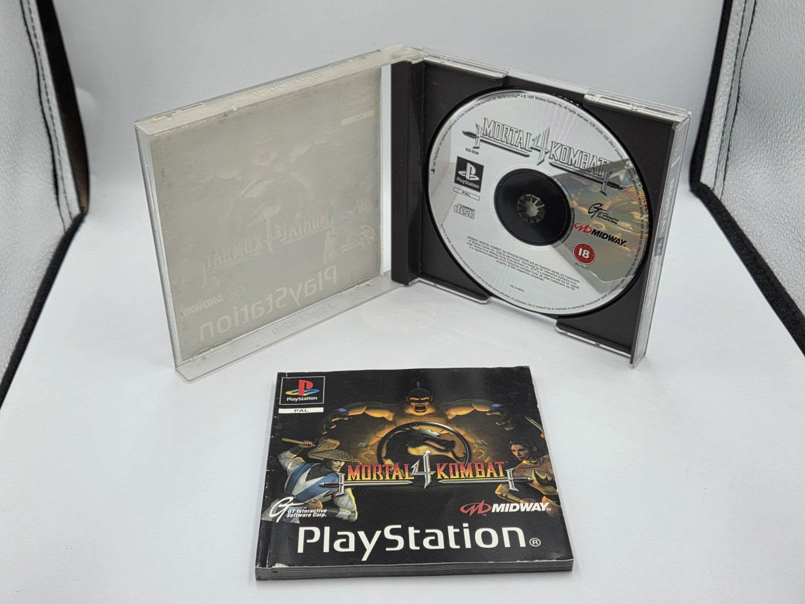 PS1 Playstation 1 Mortal Kombat 4 mit OVP und Anleitung Multilingual 