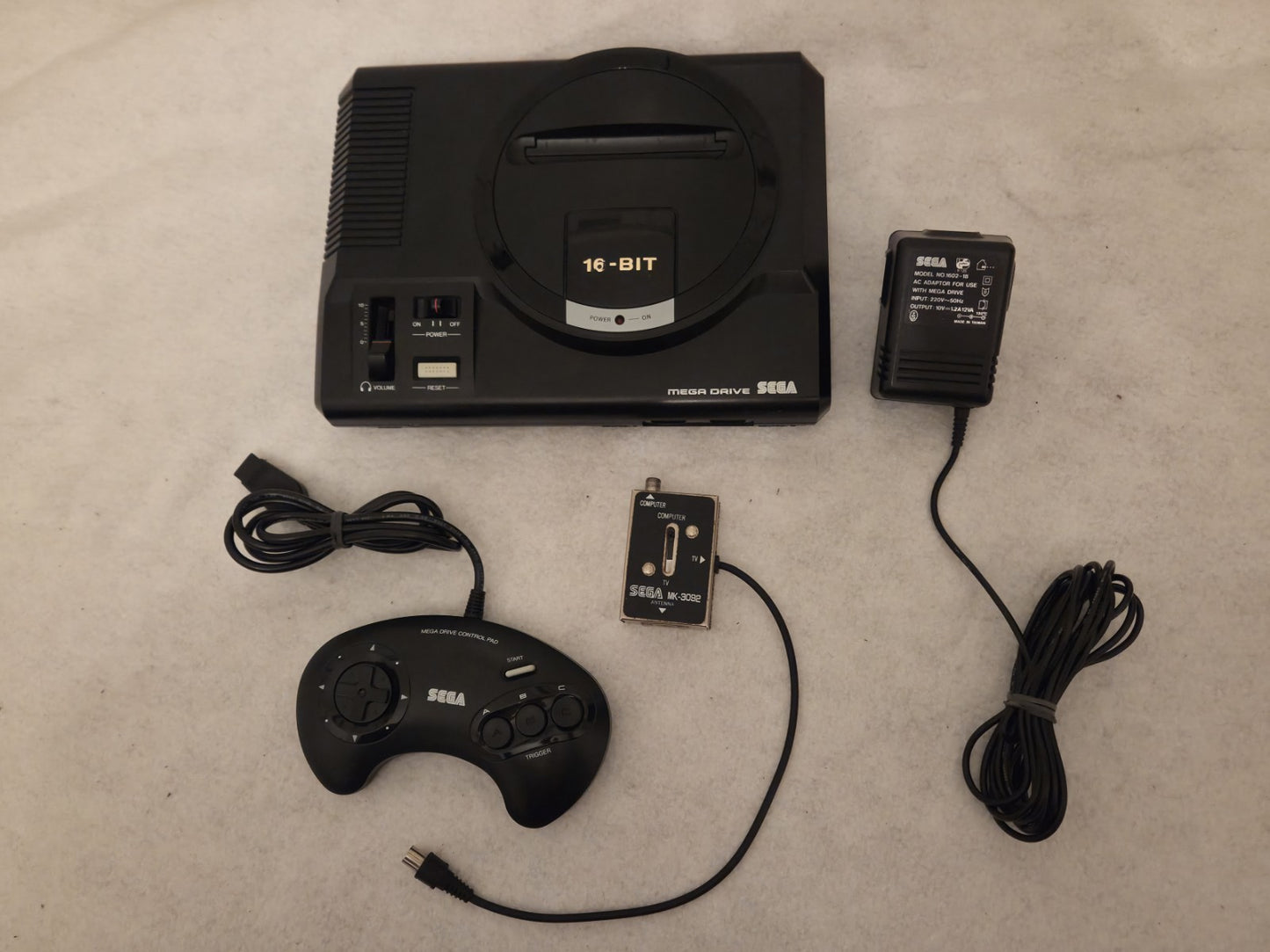 Sega Mega Drive Console Konsole 1601-18 mit Kabeln und Controller