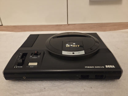 Sega Mega Drive Console Konsole 1601-18 mit Kabeln und Controller