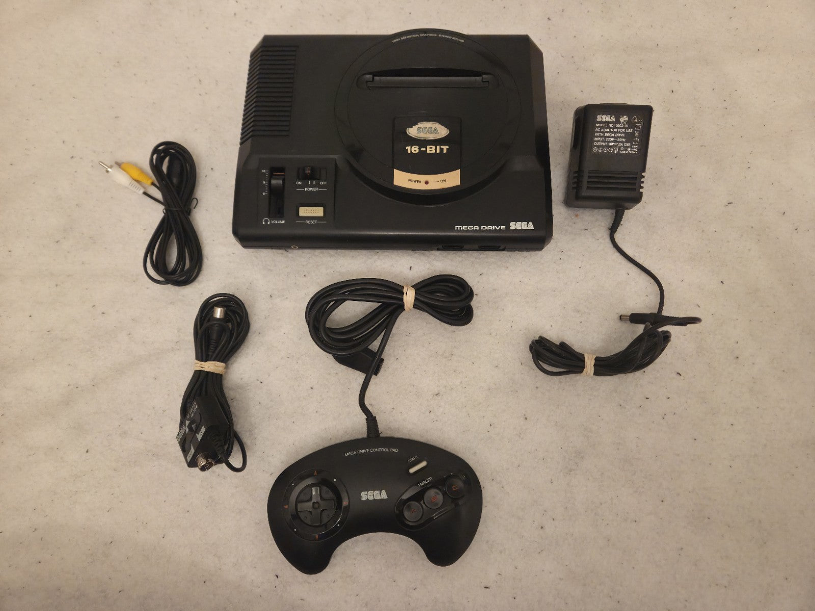 Sega Mega Drive Console Konsole 1600-24 mit Kabeln und Controller
