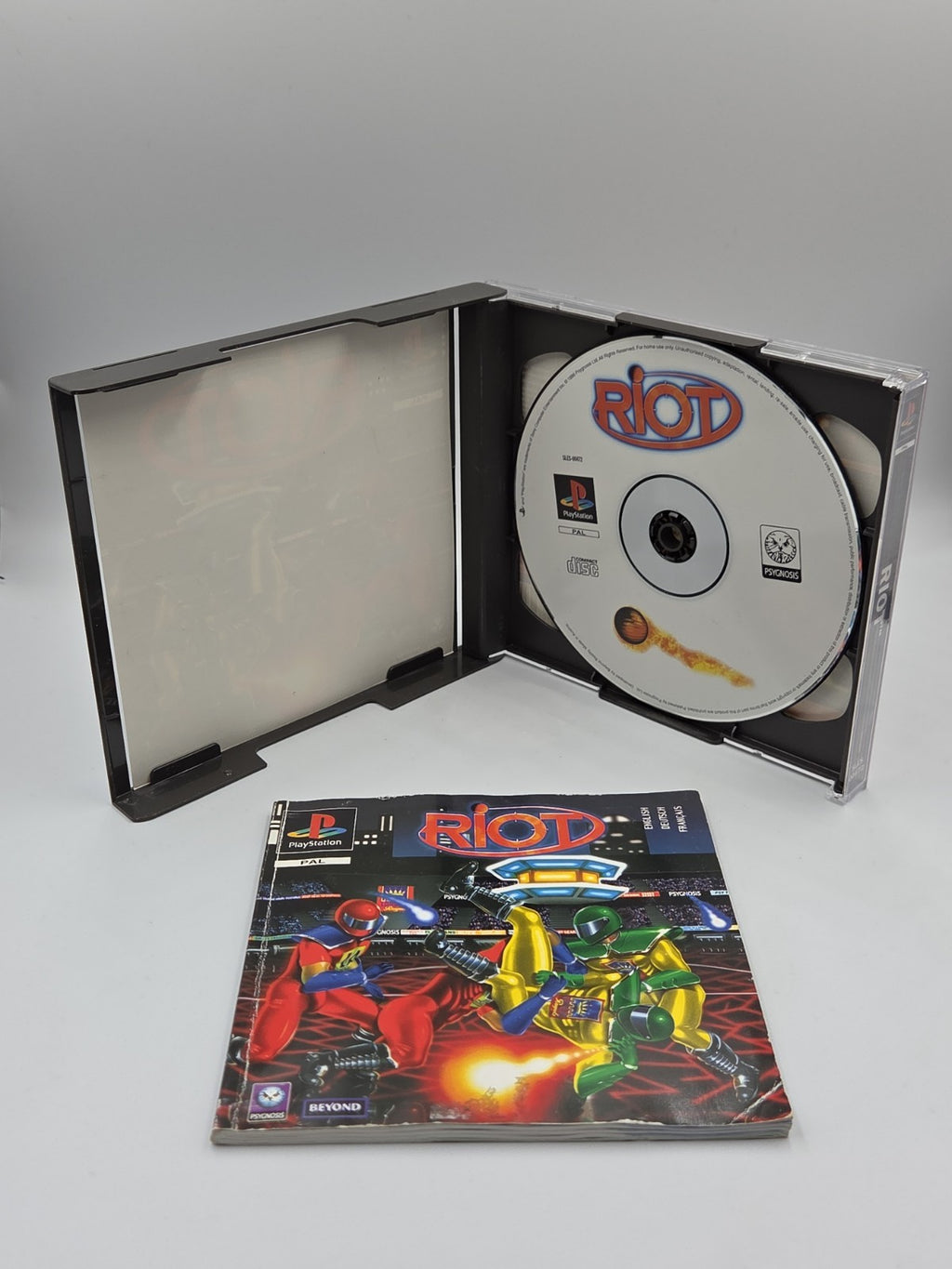 PS1 Playstation 1 Spiel Riot mit OVP und Anleitung Multilingual