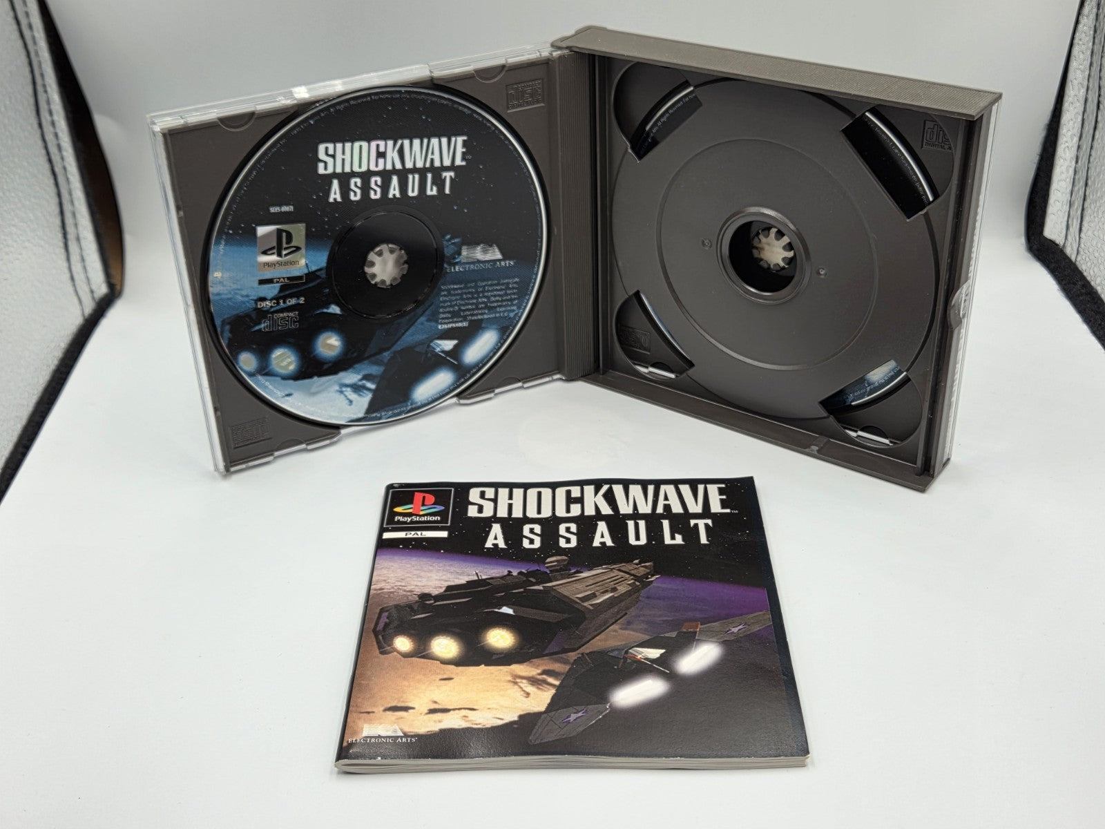 PS1 Playstation 1 Shockwave Assault mit OVP und Anleitung Multilingual 2 Discs - T-Retro-Games 