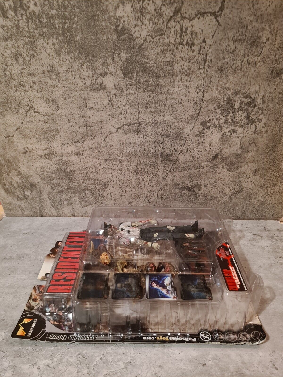 Palisades Action Figures: Series 2 Resident Evil Zombie Cop Weiß White 2001 - T-Retro-Games 