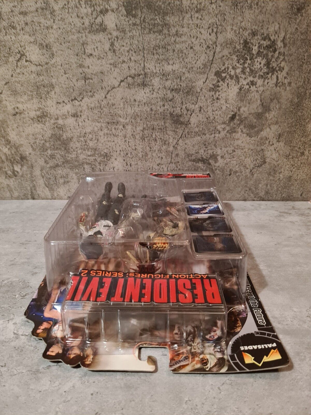 Palisades Action Figures: Series 2 Resident Evil Zombie Cop Weiß White 2001 - T-Retro-Games 