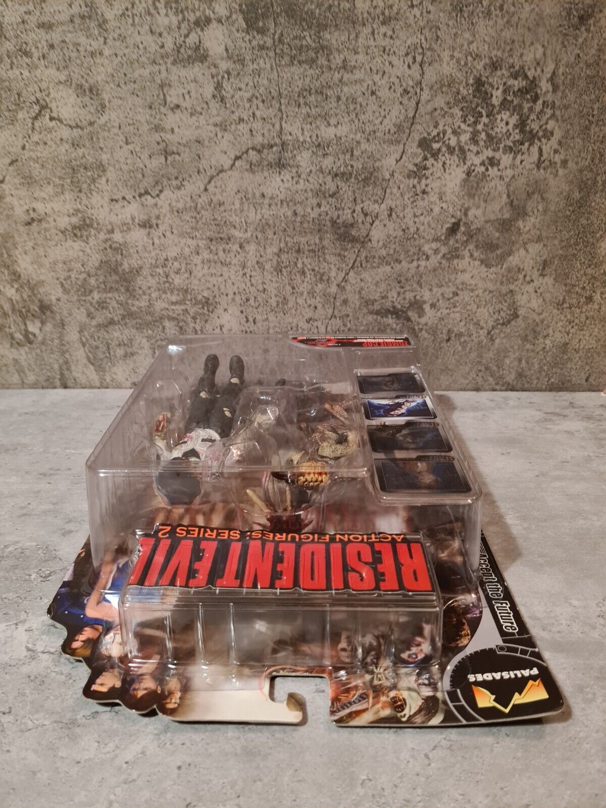 Palisades Action Figures: Series 2 Resident Evil Zombie Cop Weiß White 2001 - T-Retro-Games 