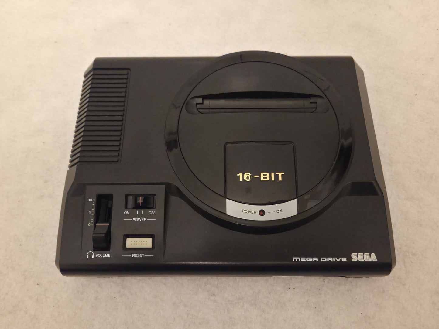 Sega Mega Drive Console Konsole 1601-18 mit Kabeln und Controller