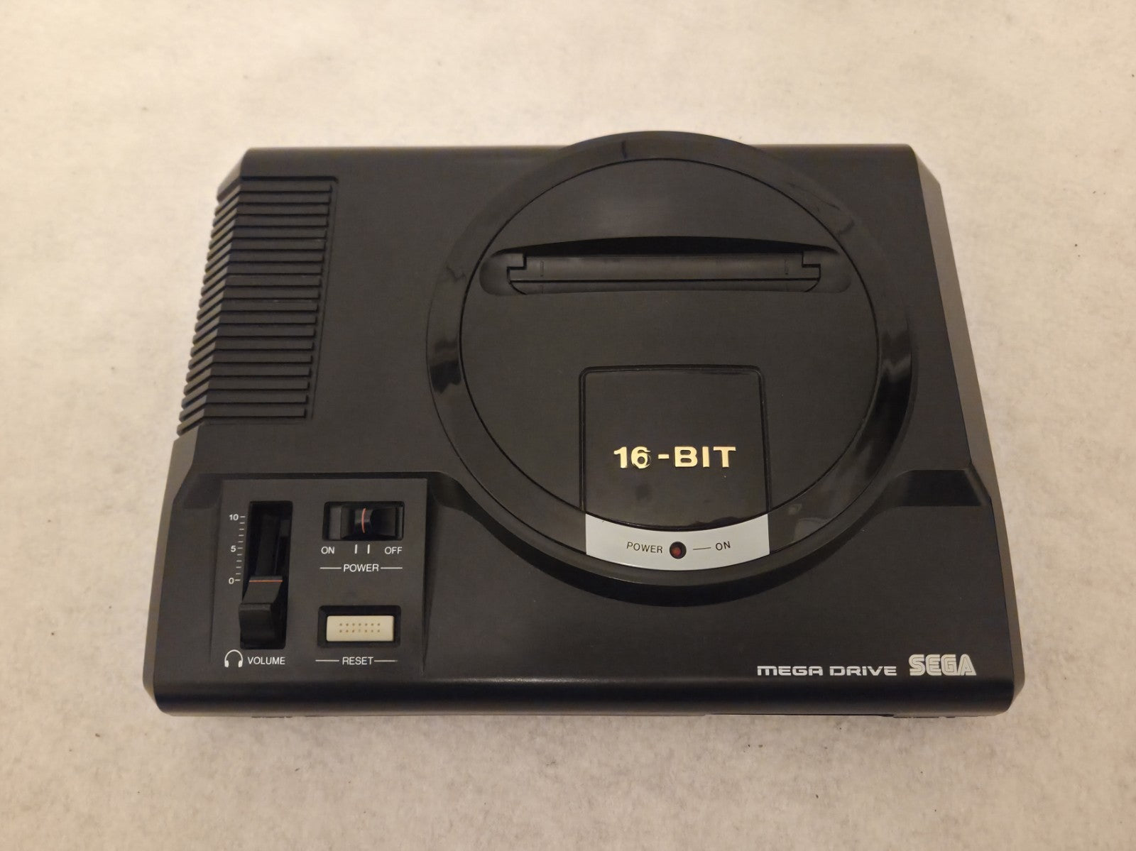 Sega Mega Drive Console Konsole 1601-18 mit Kabeln und Controller