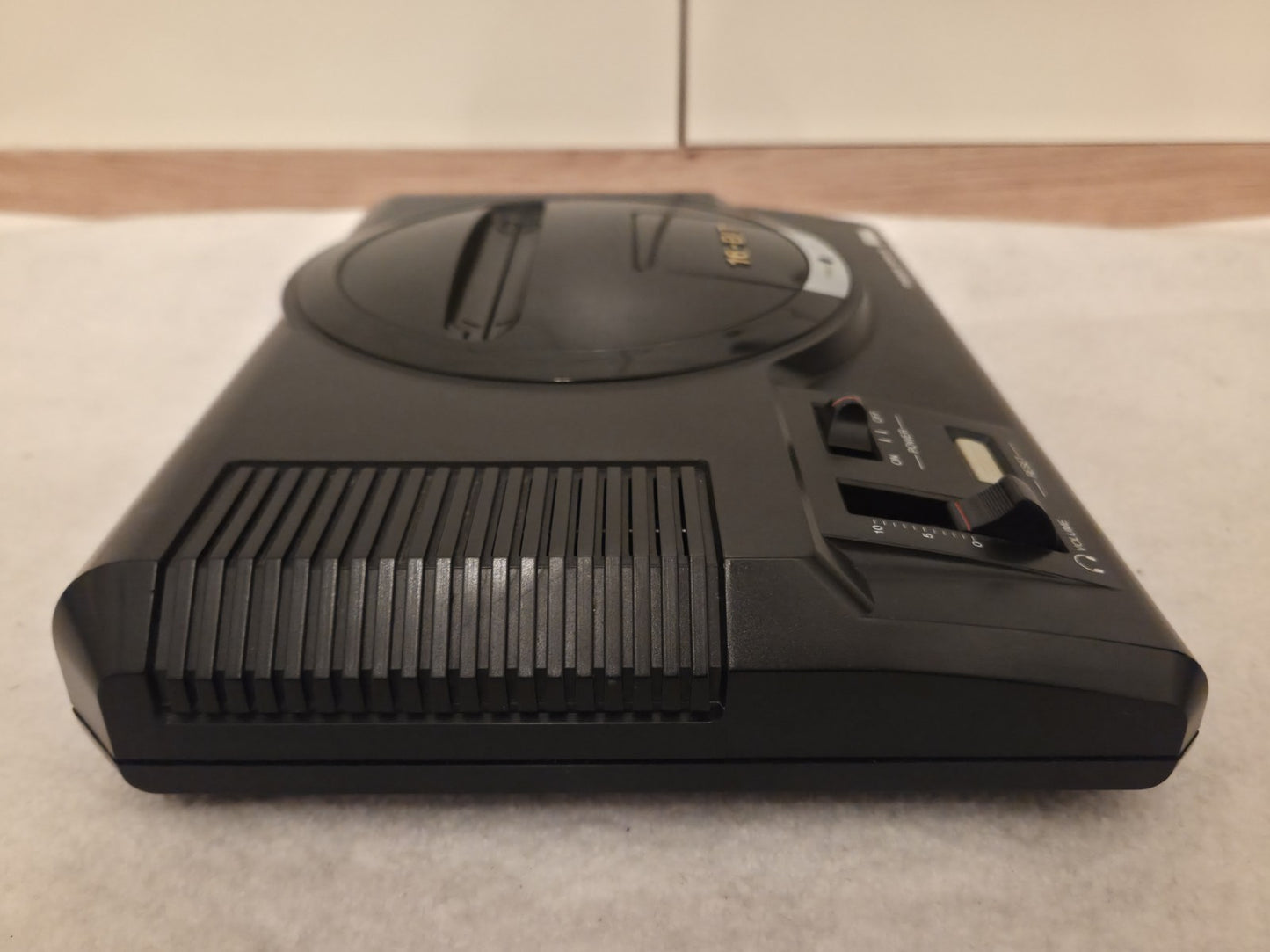 Sega Mega Drive Console Konsole 1601-18 mit Kabeln und Controller