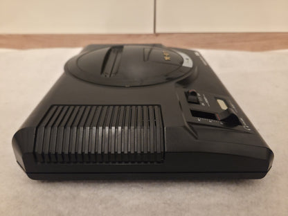 Sega Mega Drive Console Konsole 1601-18 mit Kabeln und Controller