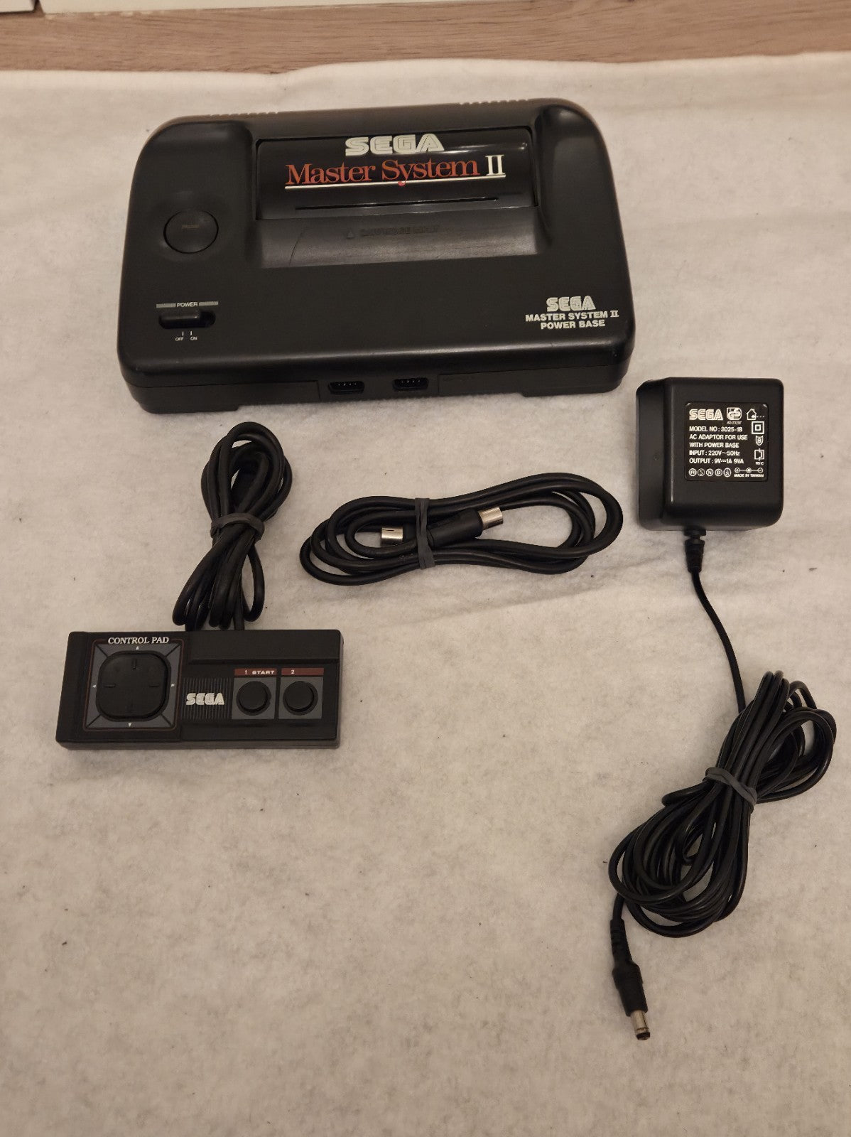 Sega Master System II Console Konsole 3006-18 mit Kabeln und Controller