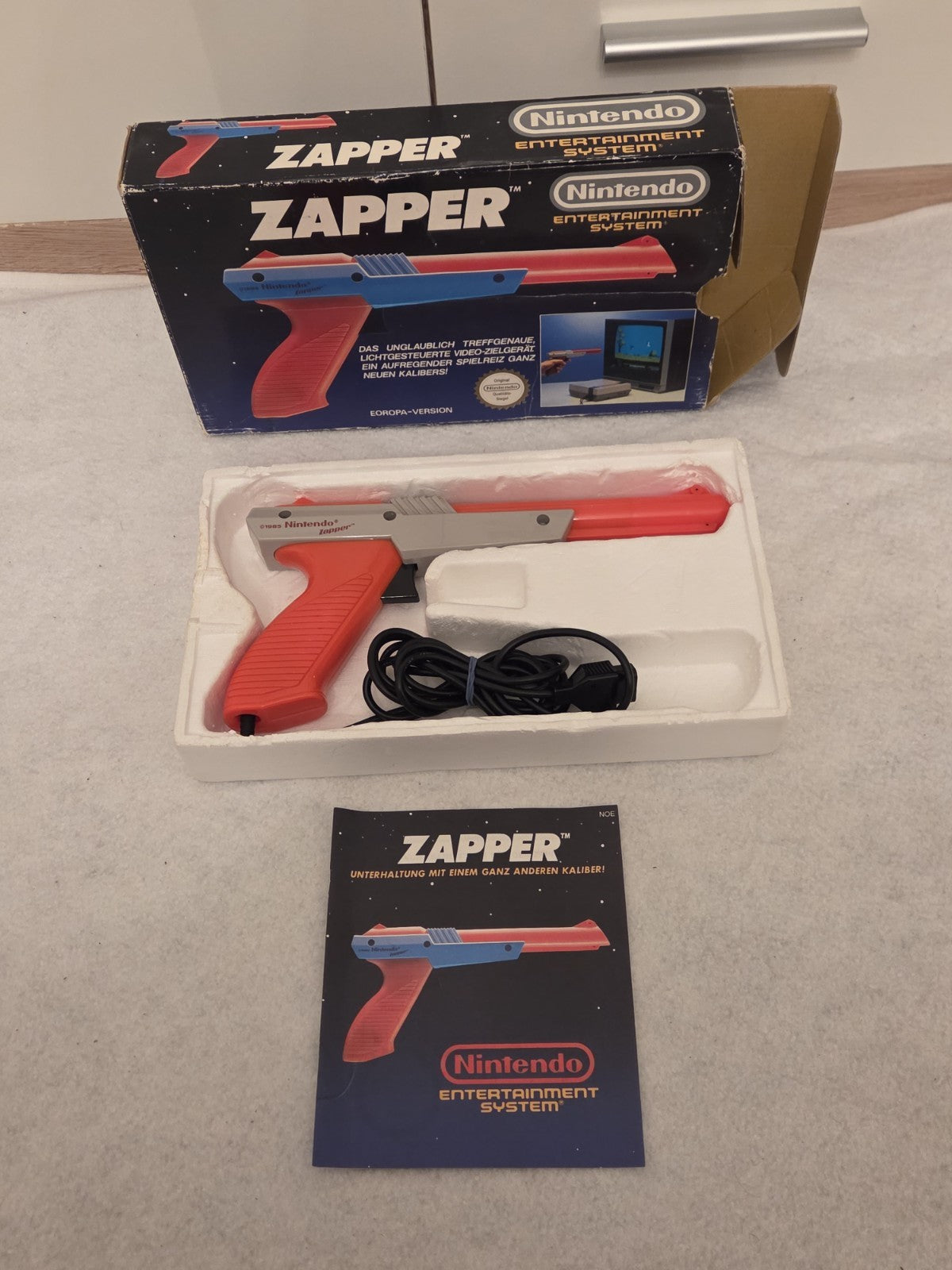 Nintendo NES Zapper Light Gun  1985 OVP NOE