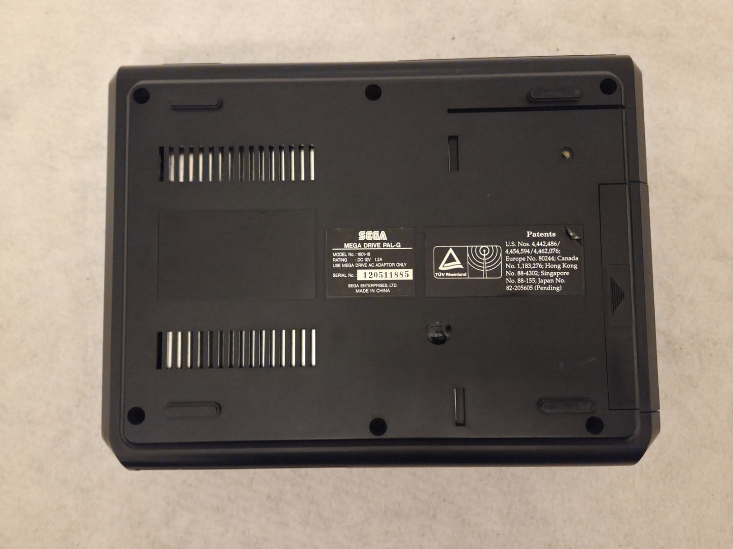 Sega Mega Drive Console Konsole 1601-18 mit Kabeln und Controller