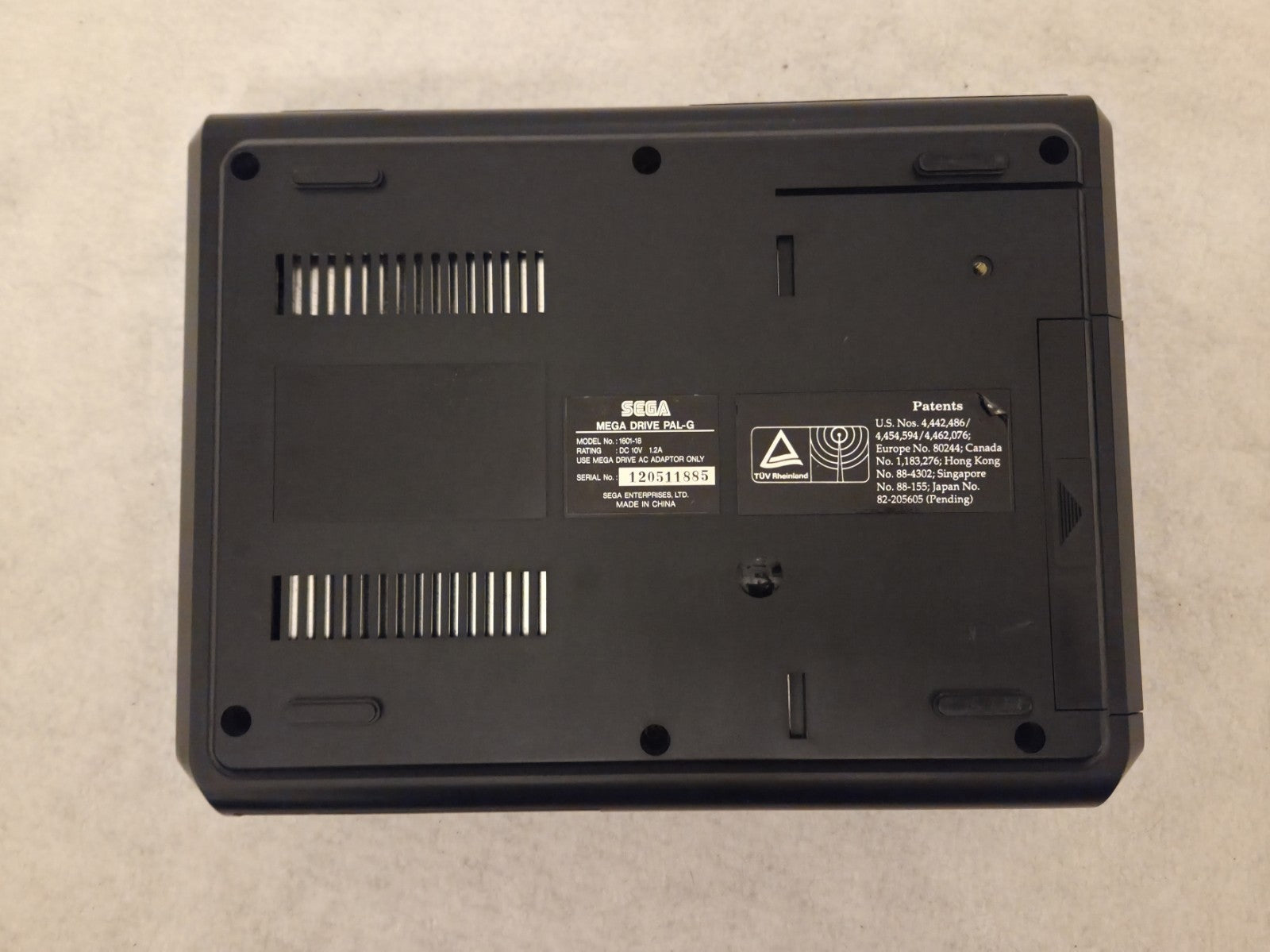 Sega Mega Drive Console Konsole 1601-18 mit Kabeln und Controller