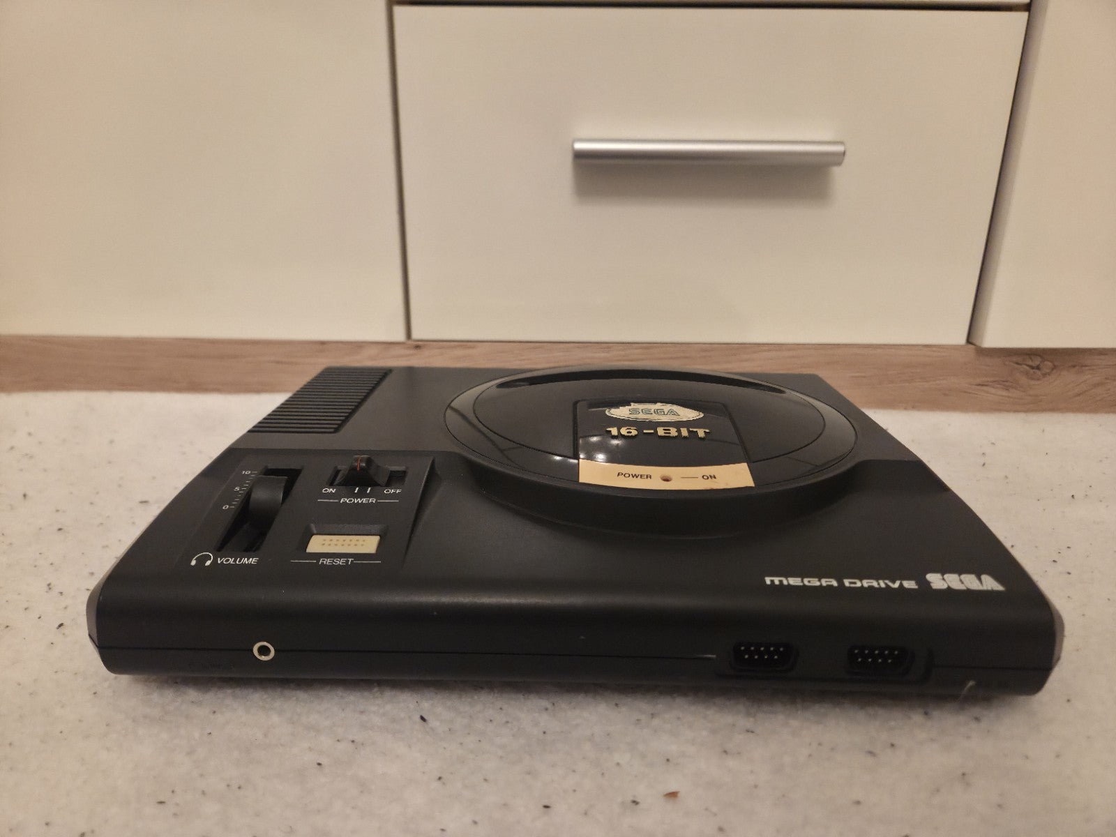 Sega Mega Drive Console Konsole 1600-24 mit Kabeln und Controller